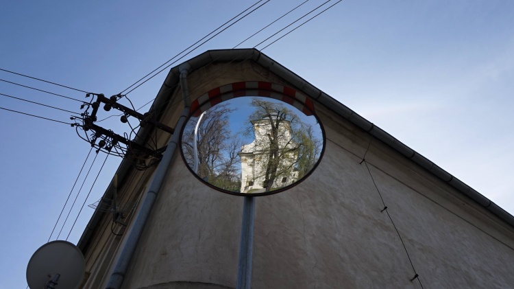 Zrcadlo na křižovatce u kostela